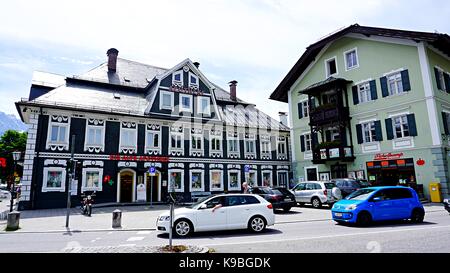 Edifici aziendali e il traffico nel centro cittadino di Garmisch - Partenkirchen Germania Foto Stock