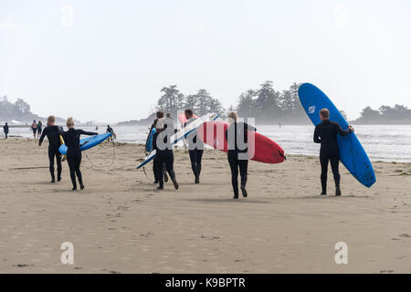 Tofino, British Columbia, Canada - 9 settembre 2017: classe di surf sulla spiaggia di Chesterman Foto Stock
