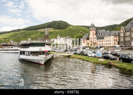 BERNKASTEL-KEUS, Germania - 5° agosto 17: una nave da crociera ormeggiata presso la vecchia città medievale per i turisti in un giorno di viaggio. Foto Stock