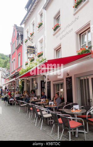 BERNKASTEL-KEUS, Germania - 5° agosto 17: turisti rilassa fuori , un tradizionale ristorante tedesco chiamato Wein- und Pilsstube Kelterhaus in medio Foto Stock