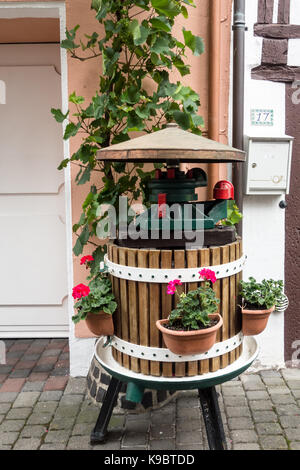 BERNKASTEL-KEUS, Germania - 5° agosto 17: Un mazzo di fiori in una ruota di Barrow è sul display al di fuori di un negozio di vendita al dettaglio per attirare i clienti. Foto Stock