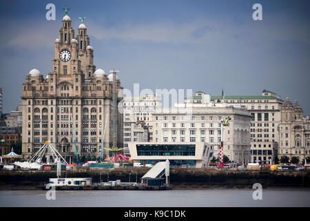 Il liver building e Cunard Building sul fiume Mersey e liverpool pier head skyline Foto Stock