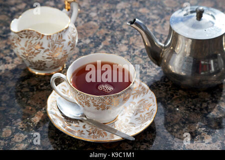 Inglese tazza di tè serviti nella bella bone china tazza e piattino Foto Stock