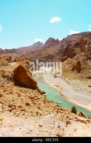 La ziz fiume che scorre attraverso il Medio Atlante in Marocco, Africa. Foto Stock
