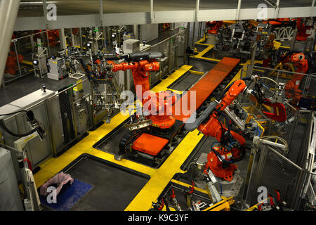 I robot a lavorare sulle vetture in alluminio a Jaguar Land Rover Lode Lane, Solihull, West Midlands, Regno Unito. Foto Stock