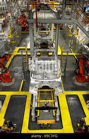 I robot a lavorare sulle vetture in alluminio a Jaguar Land Rover Lode Lane, Solihull, West Midlands, Regno Unito. Foto Stock