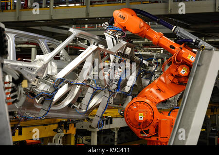 I robot a lavorare sulle vetture in alluminio a Jaguar Land Rover Lode Lane, Solihull, West Midlands, Regno Unito. Foto Stock