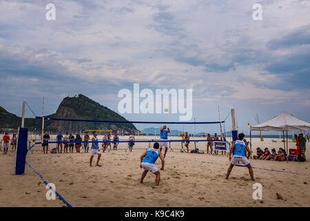 Footvolley sulla spiaggia di Copacabana Foto Stock