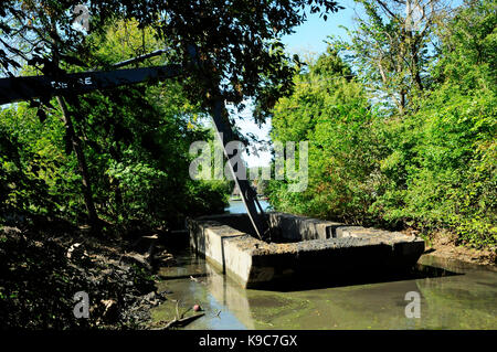 Le attrezzature di dragaggio di clearing limo di fondo al di fuori del canale del fiume. Foto Stock