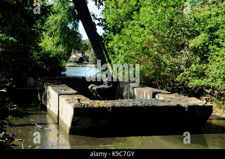 Le attrezzature di dragaggio di clearing limo di fondo al di fuori del canale del fiume. Foto Stock