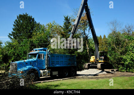 Le attrezzature di dragaggio di clearing limo di fondo al di fuori del canale del fiume. Foto Stock