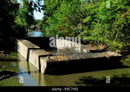 Le attrezzature di dragaggio di clearing limo di fondo al di fuori del canale del fiume. Foto Stock