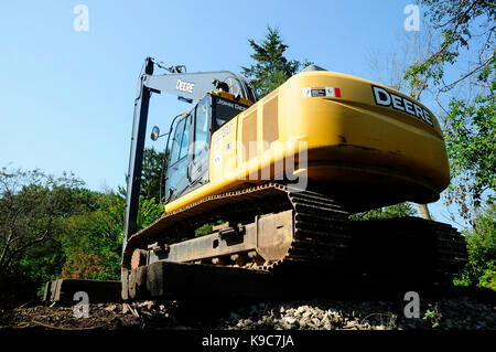 Le attrezzature di dragaggio di clearing limo di fondo al di fuori del canale del fiume. Foto Stock