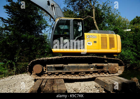 Le attrezzature di dragaggio di clearing limo di fondo al di fuori del canale del fiume. Foto Stock