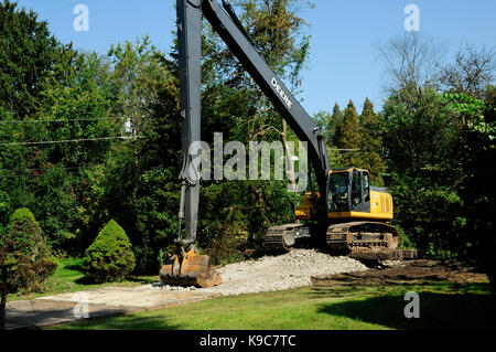Le attrezzature di dragaggio di clearing limo di fondo al di fuori del canale del fiume. Foto Stock
