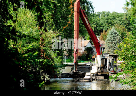 Le attrezzature di dragaggio di clearing limo di fondo al di fuori del canale del fiume. Foto Stock