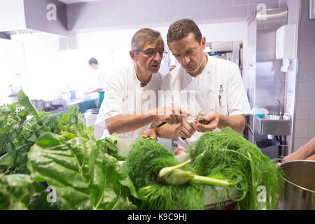 Europa-Francia-Midi-Pyrénées Aveyron-Laguiole. Ristorante Bras. Michel et Sébastien Bras en cucina Foto Stock