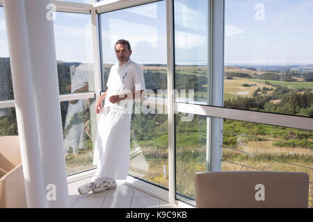 Europa-Francia-Midi-Pyrénées Aveyron-Laguiole. Ristorante Bras. Sébastien Bras dans le salon suspendu au dessus de l'Aubrac Foto Stock