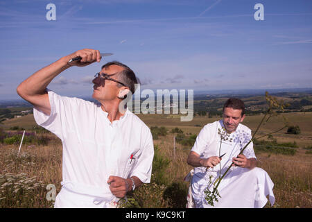 Europa-Francia-Midi-Pyrénées Aveyron-Laguiole. Ristorante Bras. Michel et Sébastien Bras allant ramasser des herbes aromatiques. Foto Stock