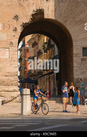 Valencia Spagna centro citta', Vista della Guerra Napoleonica danneggiato archway delle Torres de Quart city gate sul lato ovest di Valencia old town, Spagna. Foto Stock