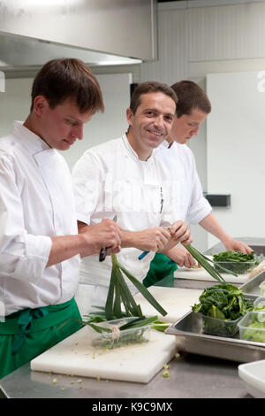 Europa/Francia/Midi-PyrŽnŽes/Aveyron/Laguiole: PrŽparation d'un contrefillet de bÏuf d'Aubrac, jus miso et lŽgumes de saison par Michel et SŽbastien Bra Foto Stock