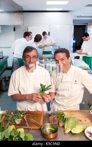 Europa/Francia/Midi-PyrŽnŽes/Aveyron/Laguiole: PrŽparation d'un contrefillet de bÏuf d'Aubrac, jus miso et lŽgumes de saison par Michel et SŽbastien Bra Foto Stock