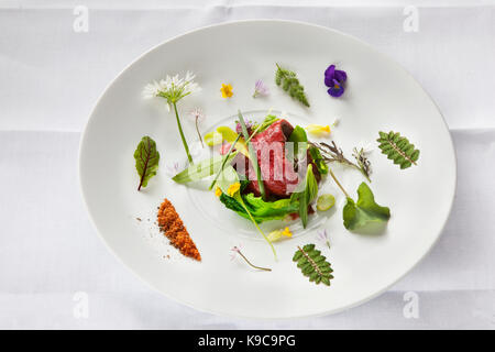 Europa/Francia/Midi-PyrŽnŽes/Aveyron/Laguiole: PrŽparation d'un contrefillet de bÏuf d'Aubrac, jus miso et lŽgumes de saison par Michel et SŽbastien Bra Foto Stock