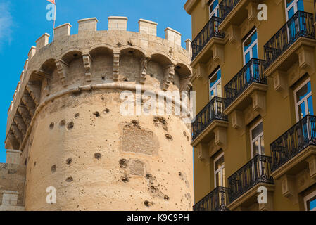 Valencia Torres de Quart, vista contrastanti del cannone danneggiato Torres de Quart e un vicino agli inizi del XX secolo appartamento edificio, Valencia, Spagna. Foto Stock