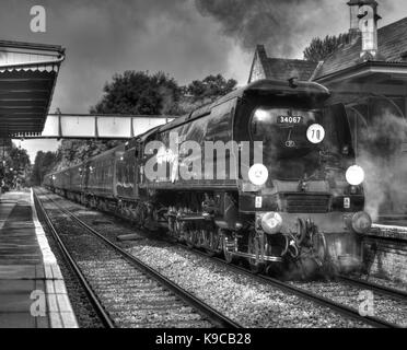 Battaglia di Bretagna pacifico classe n. 34067 Tangmere aspettando il segnale per procedere con il mare di Weymouth Express, elaborata come una immagine HDR. Foto Stock