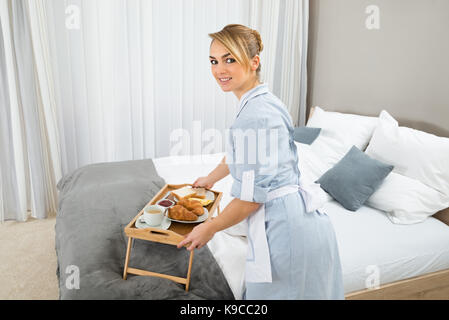 Vassoio colazione a letto in camera d'albergo Foto stock - Alamy