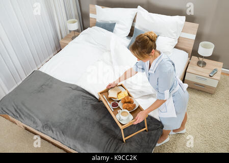 Vassoio colazione a letto in camera d'albergo Foto stock - Alamy