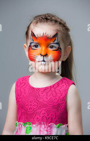 Bellissima bambina con un dipinto di fox sul suo viso. face painting Foto Stock