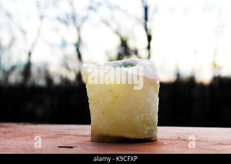 Trovata una candela durante il disimballaggio e ha deciso di prendere fuori al patio posteriore e di scattare alcune foto. Foto Stock