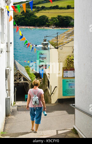 Donna che cammina per il traghetto in Salcombe - devon - Regno Unito Foto Stock