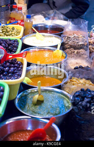 Salse e olive su un mercato in Perù Foto Stock