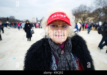 Washington DC, Stati Uniti d'America - 20 Gennaio 2017: un anziano Trump femmina sostenitore attende di vedere Trump giurato in come il quarantacinquesimo Presidente del Regno sta Foto Stock