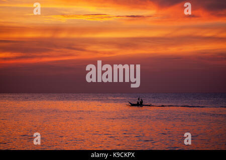 Blazing, brillante tramonto colorato in verde stretto che separa Luzon Island da Oriental Mindoro Island nelle Filippine. Foto Stock