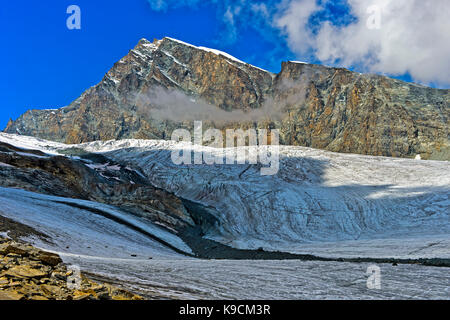 Il picco allalinhorn sorge sopra il ghiacciaio allalingletscher, Saas fee, Vallese, Svizzera Foto Stock