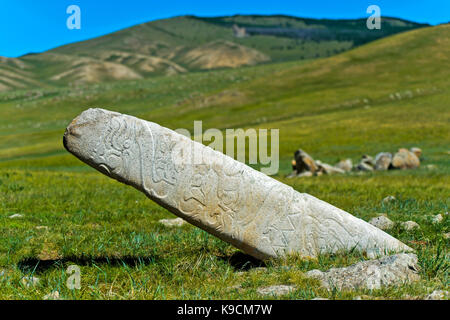 Civiltà Megalitica chiamato cervi decorata in pietra di un antico luogo di sepoltura dall'età del bronzo, Khangai Nuruu national park, oevoerkhangai aimag, Mongolia Foto Stock