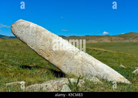 Civiltà Megalitica chiamato cervi decorata in pietra di un antico luogo di sepoltura dall'età del bronzo, Khangai Nuruu national park, oevoerkhangai aimag, Mongolia Foto Stock