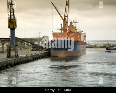 Cargo nave ormeggiata presso il porto di Walvis Bay, Namibia Foto Stock