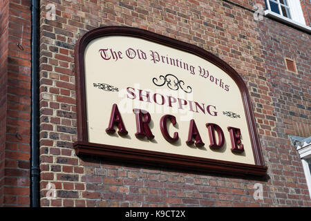 Un segno per una galleria per lo shopping nella città storica di Arundel nel West Sussex, in Inghilterra, Regno Unito. Foto Stock