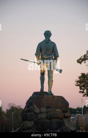 Crepuscolo colpo di Minute Man statua in Lexington comune. Foto Stock