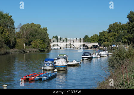 Vista lungo il Tamigi verso Richmond bridge, a sud-ovest di Londra - Inghilterra Foto Stock