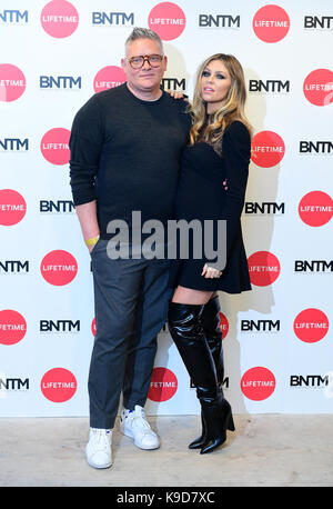 Giles Deacon e abbey clancy frequentando la Gran Bretagna il prossimo modello top photocall presso il negozio Studios di Londra. Foto Stock