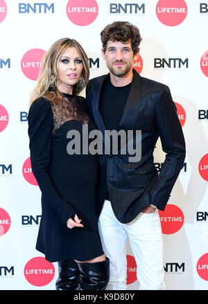 Abbey clancy e max rogers partecipando alla Gran Bretagna il prossimo modello top photocall presso il negozio Studios di Londra. Foto Stock