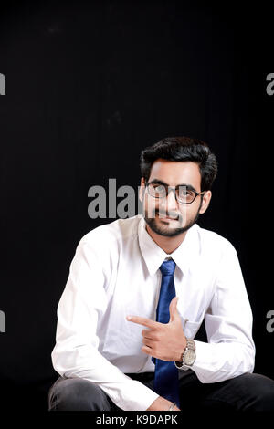 Indian giovane uomo che mostrano la direzione con la mano Foto Stock