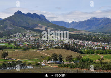 Stellenbosch e Stellenbosch Mountain visto dalla cantina Glenelly, Sud Africa Foto Stock