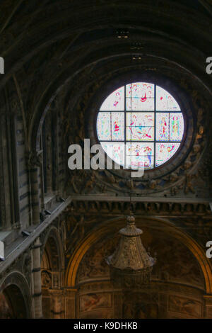 L'Italia, siena - 26 dicembre 2016: vista interna della Cattedrale metropolitana di santa maria assunta. Duccio di Buoninsegna è vetrata della Foto Stock