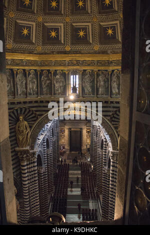 L'Italia, siena - 26 dicembre 2016: vista interna della Cattedrale metropolitana di santa maria assunta il 26 dicembre 2016 a Siena, Toscana, Italia. Foto Stock